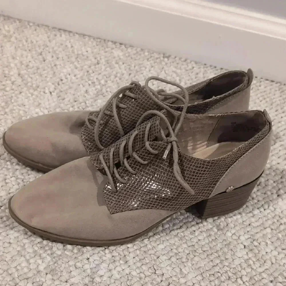 Gloria Vanderbilt Tan Lace Up Boots